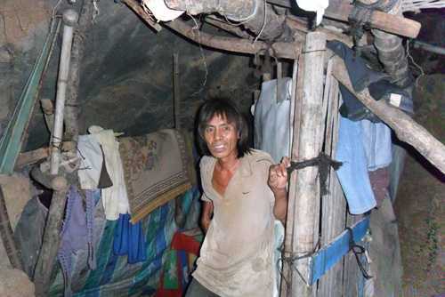 Bị phụ tình, người đàn ông lên núi đào hang sống đời chuột chũi
