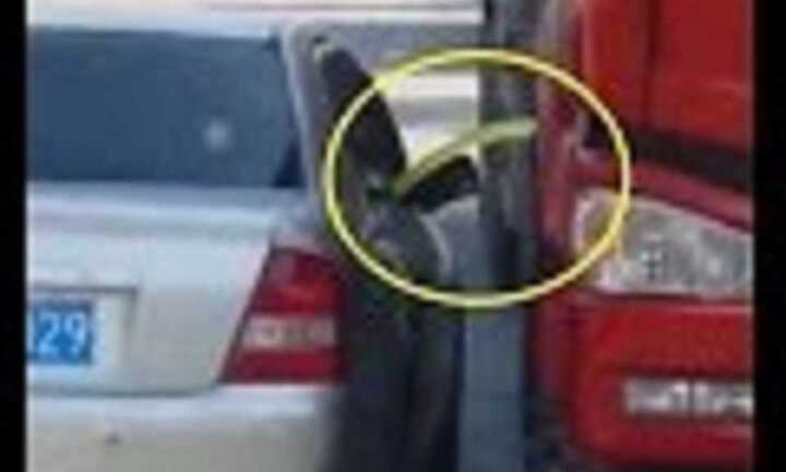 Clip: Tài xế ôtô con ngang nhiên rút trộm xăng từ xe tải đang đỗ