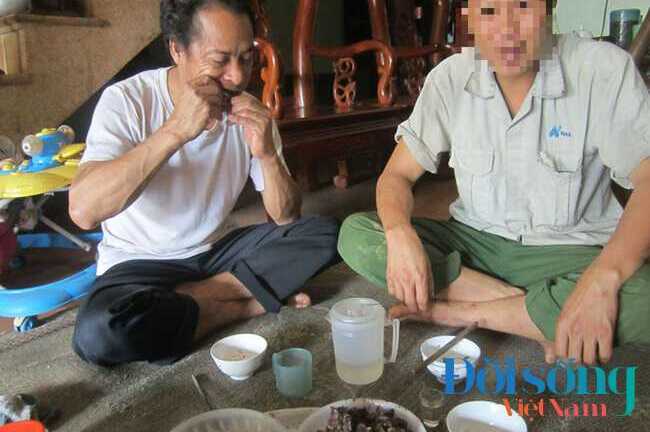 Người đàn ông 10 năm ăn xác động vật chết nhặt từ bãi rác để... xây nhà lầu