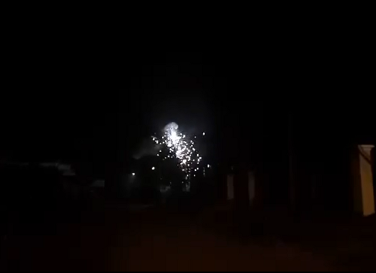 Trụ điện phát nổ như pháo hoa, người dân hốt hoảng tháo chạy