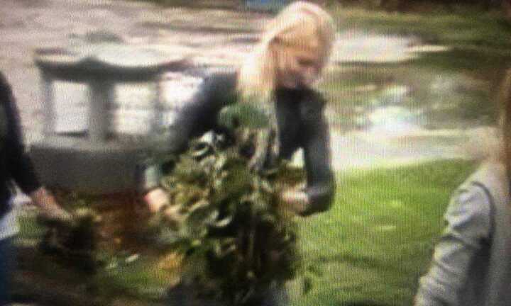 Video: Cảm động khách Tây giúp dân miền Trung dọn dẹp sau lũ