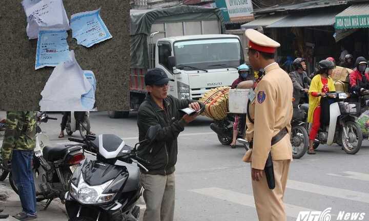 Bị CSGT xử lý vi phạm, người đàn ông xé nát quyết định xử phạt