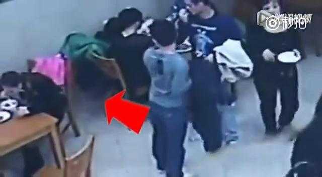 Clip: Lật tẩy loạt thủ đoạn trộm cắp tinh vi trong nhà hàng