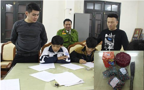 Hai thiếu niên thủ dao trong cốp xe đi mua pháo