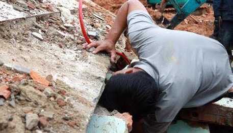 Trực tiếp cứu hộ sạt lở núi ở Nha Trang: Tìm thấy một phần thân thể nạn nhân bị mắc kẹt