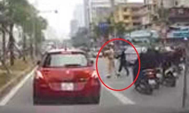 Clip CSGT dắt cụ bà sang đường khiến cư dân mạng 'ấm lòng'