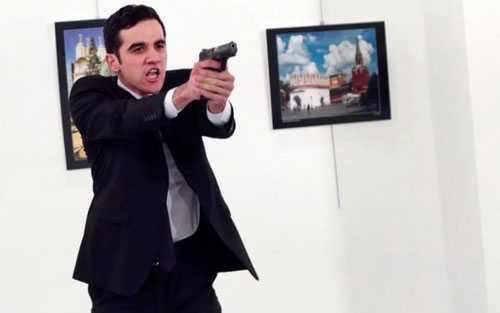 Video sát thủ lẳng lặng đến sau lưng đại sứ Nga và nổ súng