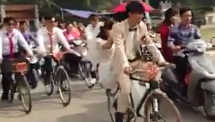 Xôn xao đám cưới rước dâu bằng 'ngựa sắt Thống Nhất' tại Hà Nội