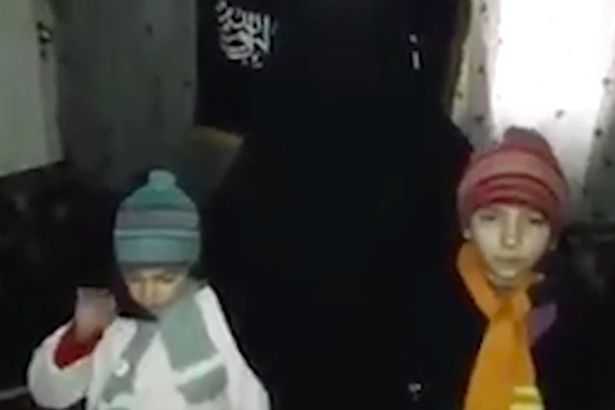 Clip sốc: Mẹ ôm hôn, tiễn 2 con gái nhỏ lên đường đi đánh bom tự sát