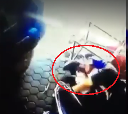 Người đàn ông liều mình cứu sống 2 em nhỏ thoát chết trước đầu xe tải