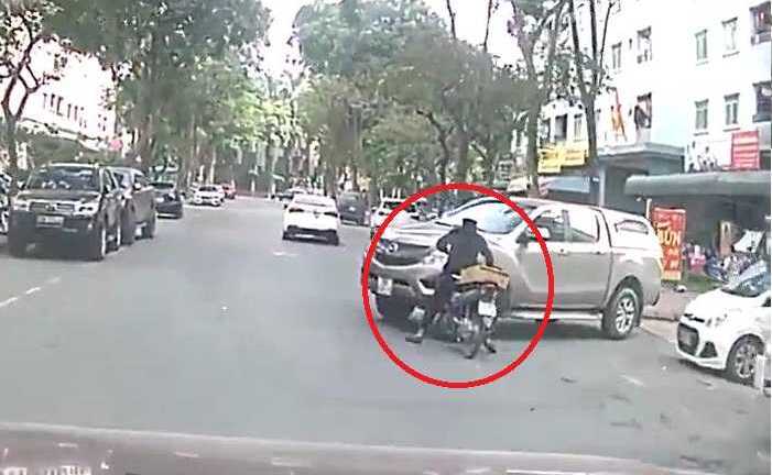 Đi xe máy nghe điện thoại, đâm sầm vào ôtô