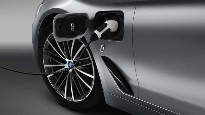 BMW 5 Series 2017: Xe đẹp, giá đẹp làm mê lòng công chúng