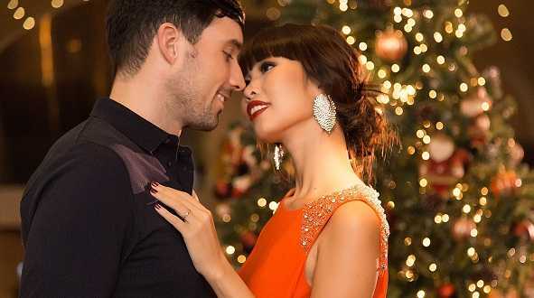 Hà Anh nồng nàn hôn chồng trong bộ ảnh Giáng sinh