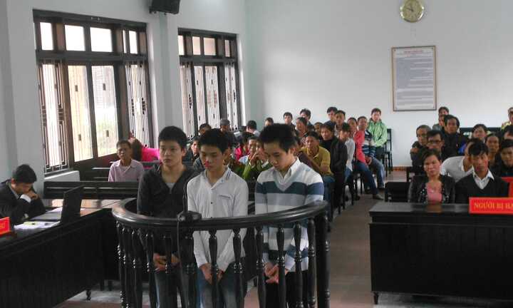 Thiếu nữ 14 tuổi bị 3 gã trai làng hãm hiếp trên bờ đê