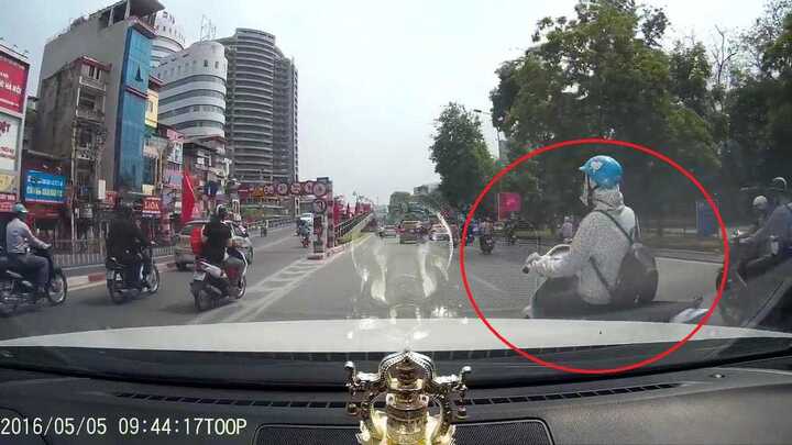 Những tình huống giao thông bi hài của các nữ 'ninja' đường phố năm 2016