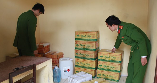 Pha axit vào nước lã để làm giấm bán Tết