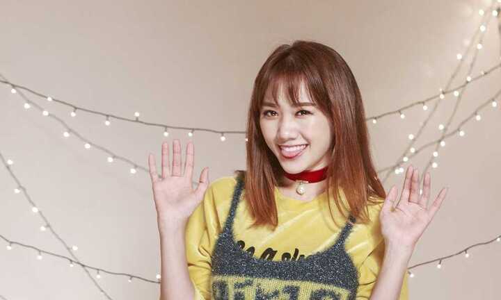 Hari Won đáng yêu gửi quà Giáng sinh tặng fan