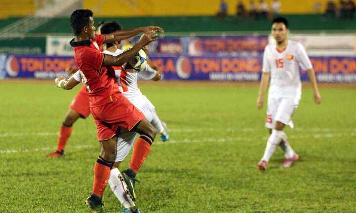 Cầu thủ U21 Thái Lan dùng tay chơi bóng, U21 Việt Nam thua bàn oan uổng