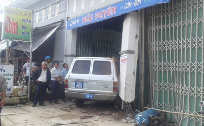 Xe ô tô biển xanh lao thẳng vào nhà dân