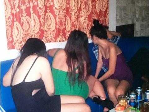 Nữ tiếp viên thoát y, tắm bia phục vụ khách trong nhà hàng ở Sài Gòn