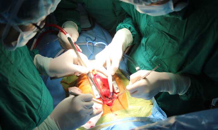 Cứu sống bé trai 12 tuổi bị vỡ phình bóc tách động mạch chủ