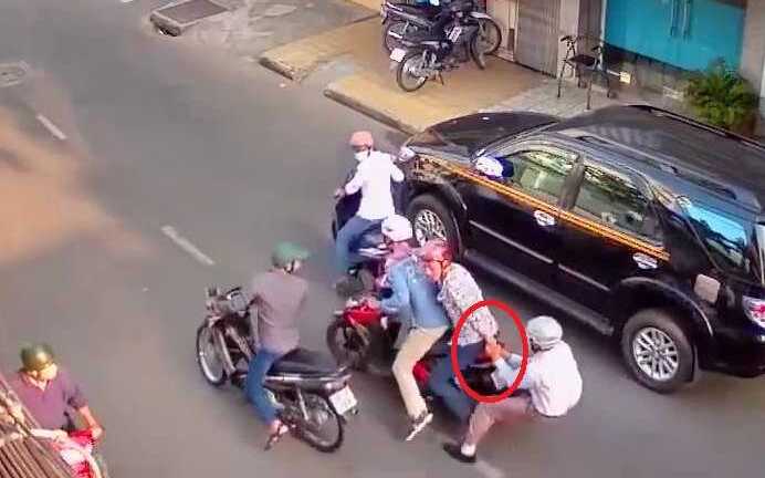 Clip: Những màn cướp giật trên phố manh động, ngang nhiên