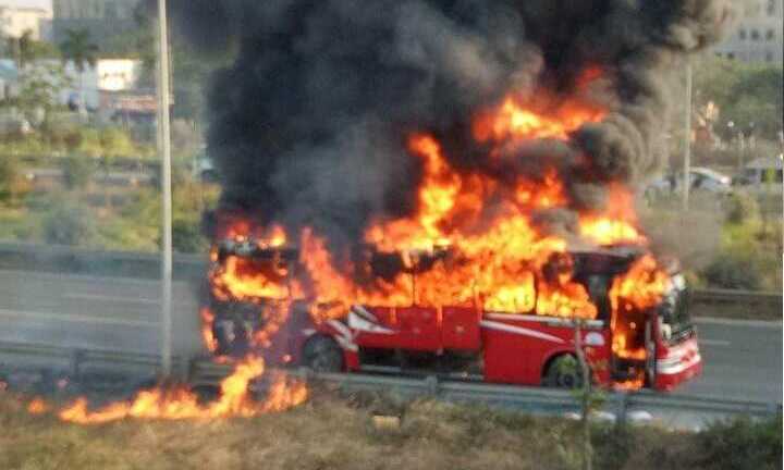 Clip: Xe khách cháy ngùn ngụt, khói đen bốc cuồn cuộn trên Đại lộ Thăng Long