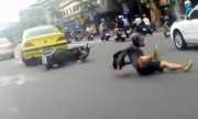 Phóng nhanh, phanh gấp, môtô tự ngã nhào ra đường như đóng phim