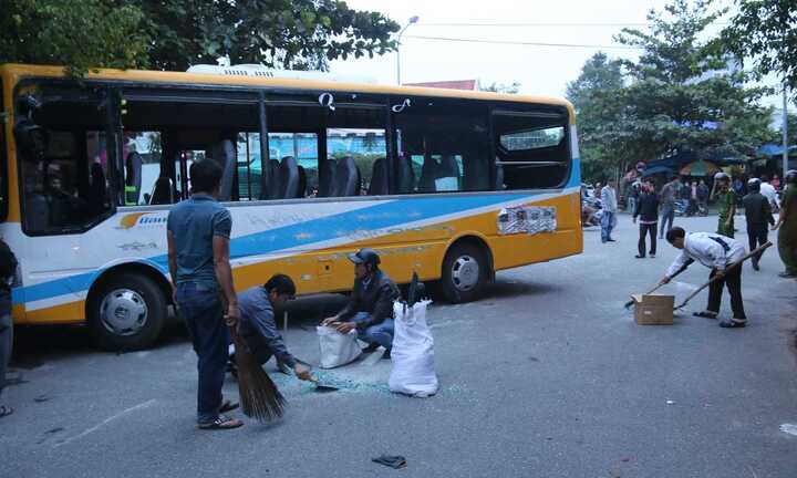 Va chạm với xe ben, xe buýt lật ngang đường, 10 người bị thương
