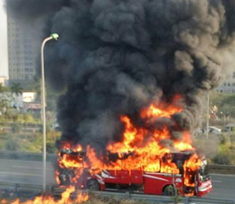 Xe khách bốc cháy ngùn ngụt trên đại lộ Thăng Long