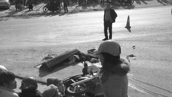 Xe tải đâm xe máy, 2 bà cháu thiệt mạng