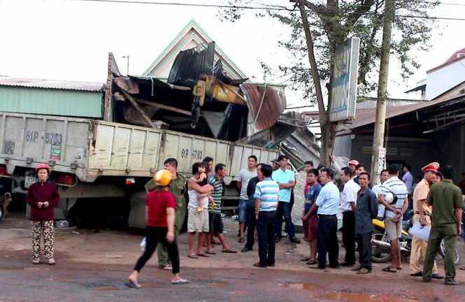 Xe cẩu mất lái, tài xế hét 'chạy đi'