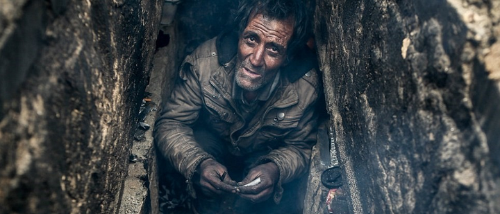 Ảnh: Bị xã hội tẩy chay, người vô gia cư Iran chui vào mộ để sống