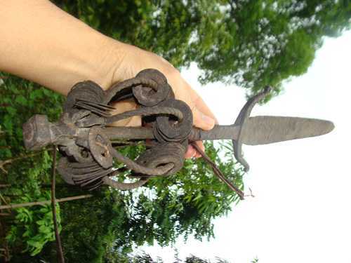 Kiếm báu của người Dao: Những cuộc đâm chém kỳ lạ, không giải thích nổi