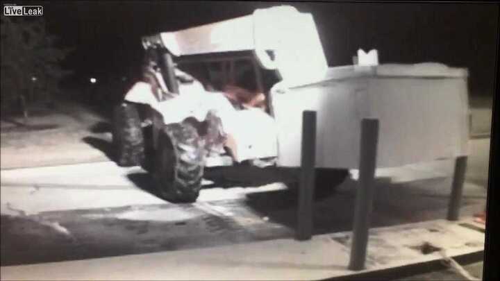 Trộm dùng xe cẩu kéo bật cây ATM trong đêm