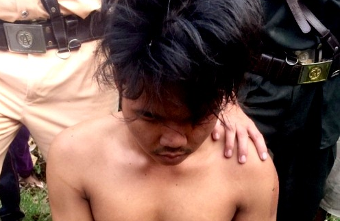 Bị CSGT truy đuổi, kẻ cướp xe tự cởi hết quần áo