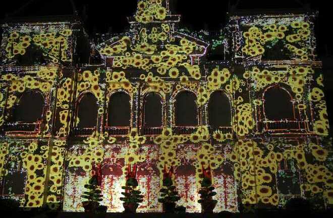 Mãn nhãn với màn trình diễn ánh sáng 3D lên tòa nhà UBND TP.HCM đêm giao thừa