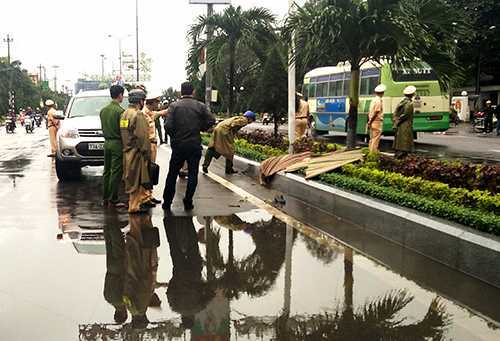 Phát hiện thi thể 2 thanh niên giữa bồn hoa trong ngày cuối năm