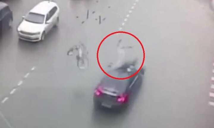 Bị ôtô húc bay người, thanh niên đi xe đạp thoát chết thần kỳ