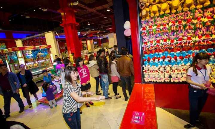 Khách du lịch tấp nập đổ về Đà Nẵng, Sapa, Hạ Long