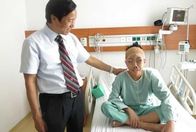 Hành trình 8 năm tìm lại cuộc đời của cậu bé 'không có mặt'