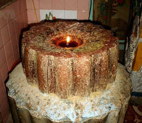 Ly kỳ những cây nến to như cột đình, cháy nửa ngàn năm ở miền Tây