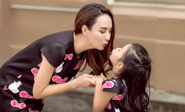 Mẹ con Hoa hậu Ngọc Diễm diện đồ đôi xuống phố