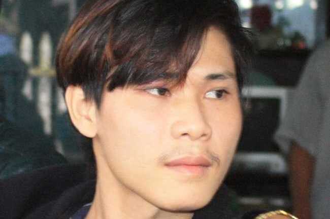 Ngồi chơi máy vi tính, nam sinh bị em họ chém chết