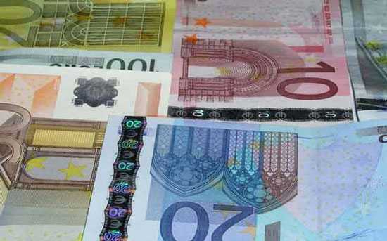USD bằng Euro: Kỷ lục 15 năm, điều đáng sợ phía trước