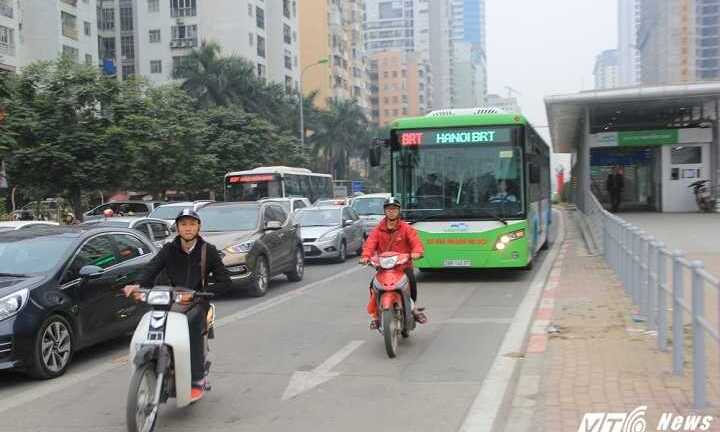 Video: Ôtô, xe máy nghênh ngang lấn làn chặn đầu buýt nhanh