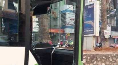 Buýt nhanh BRT bị xe taxi tạt đầu, đâm vỡ kính
