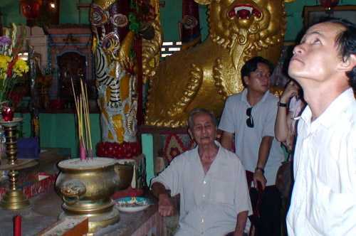 Chuyện lạ về người tạo ra những cây nến khổng lồ, cháy suốt 600 năm ở Sóc Trăng