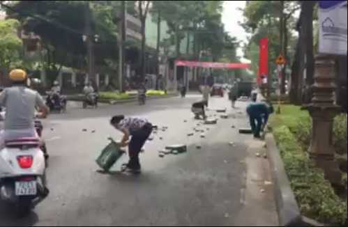 Người dân xúm vào gom bia rơi xuống đường giúp tài xế