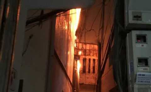 Nghi bị chủ nhà lấy trộm điện thoại, thiếu nữ phóng hỏa đốt nhà